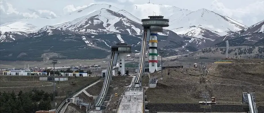 Türkiye'nin tek kayakla atlama kulelerinin pistleri ahşapla yenileniyor