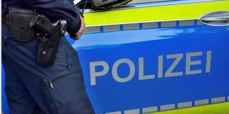 Irkçı içerik paylaşmakla suçlanan polislerin cep telefonlarına el konuldu
