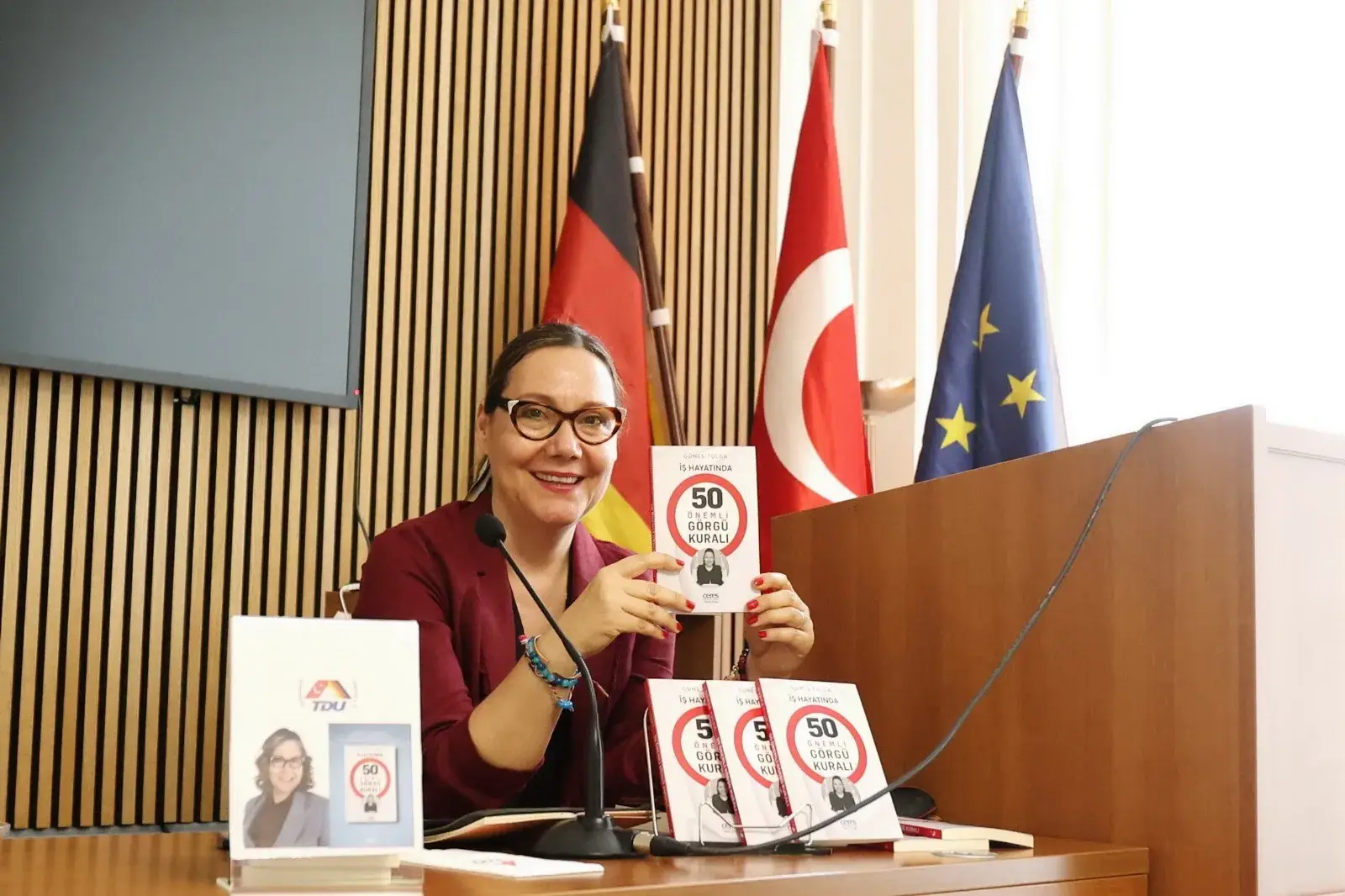 Güneş Tulga’dan Berlin’de Kitap Tanıtımı: “İş Hayatında 50 Önemli Görgü Kuralı”