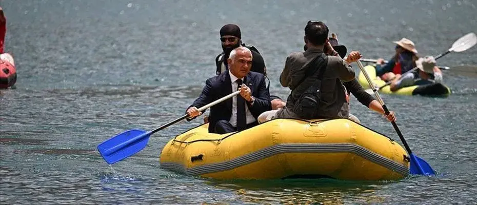 Bakan Ersoy, Hakkari'de Sat Buzul Gölleri'nde botla gezinti yaptı