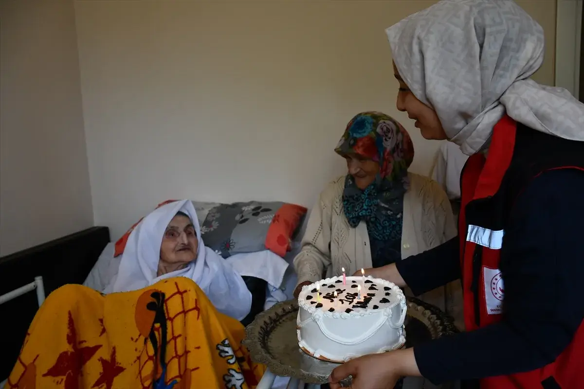 Torununun torununu gören 106 yaşındaki Hatice nineye doğum günü kutlaması