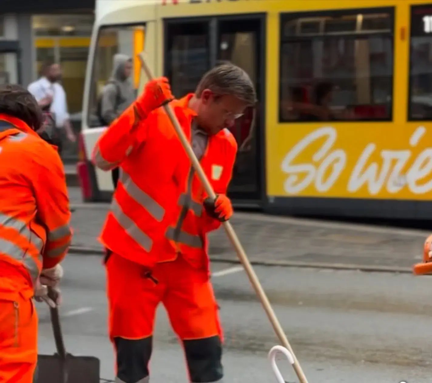 Nürnberg Belediye Başkanı Sokakları Temizledi