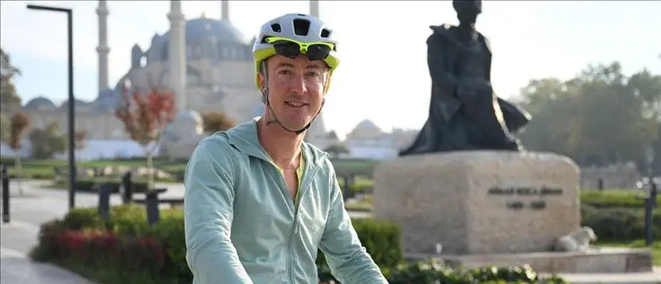 Çocukluk arkadaşının anısına Edinburgh’dan İstanbul’a pedal çeviriyor