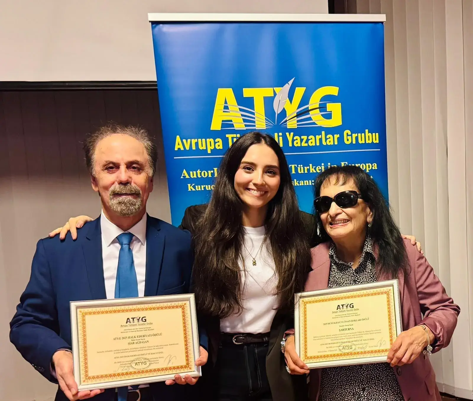 ATYG’den Demokrasi, Özgürlük ve Halk Edebiyatı Ödülü Ozan Şahturna ve Ozan Şiar’a verildi