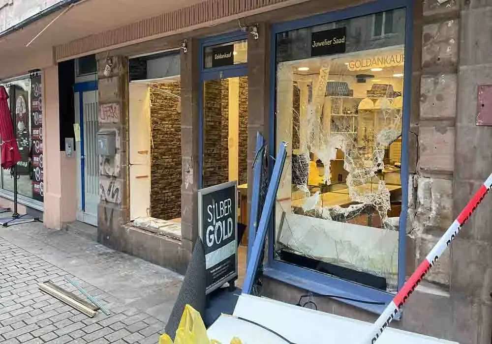 Fürth’te Çalınan Kepçeyle Seri Soygun: Kuyumcu, Kuaför ve Dönerci Saldırıya Uğradı
