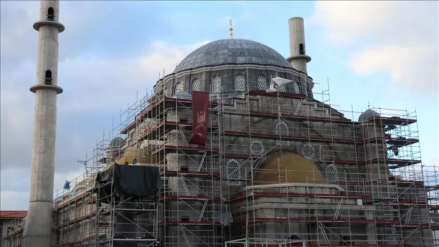 Irkçı söylemin hedefi olan Eyüp Sultan Camisi'ne kısa sürede 50 bin avro bağış yapıldı