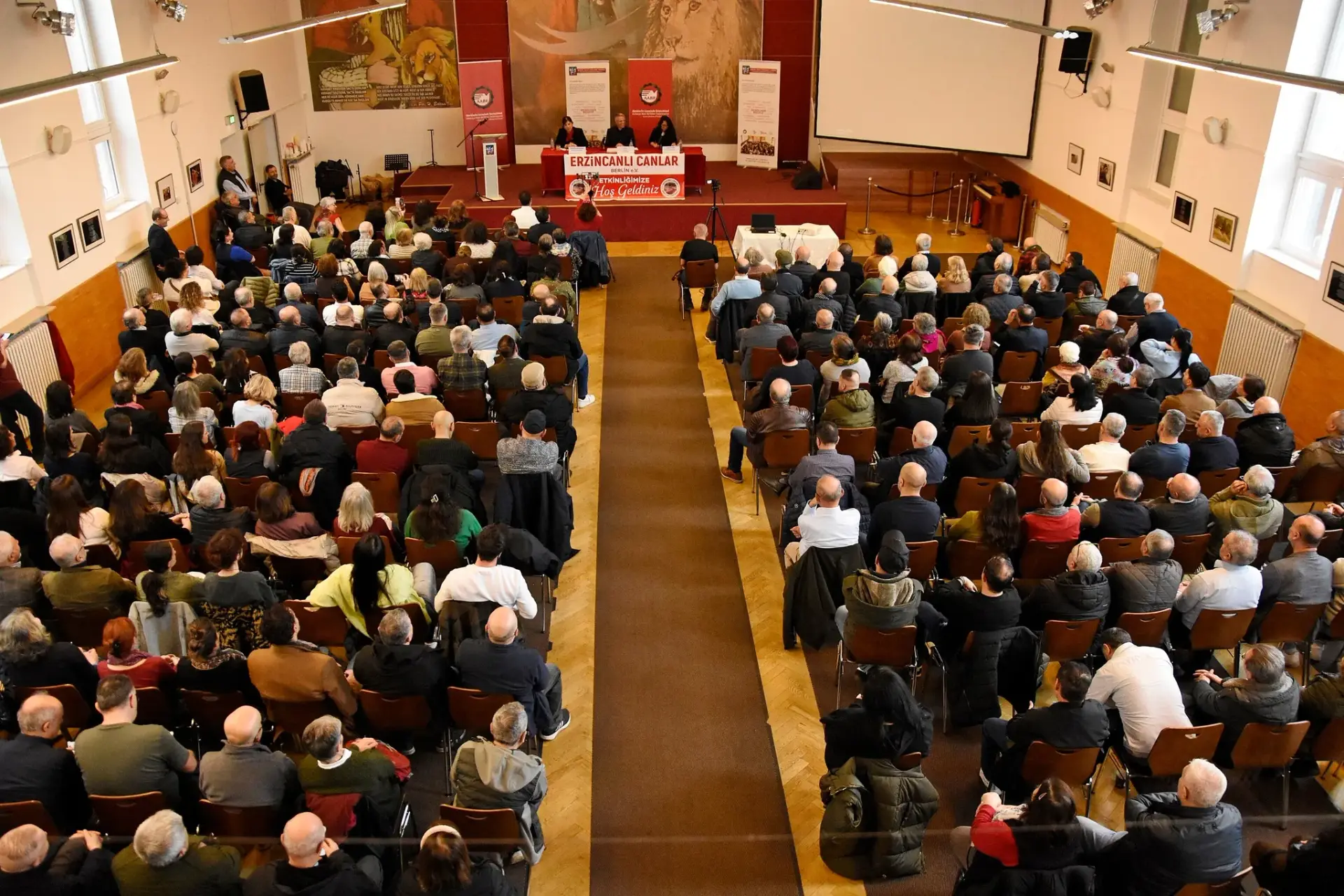 Berlin’de Kadınlar Sorunları ve Çözüm Yollarını Tartıştı