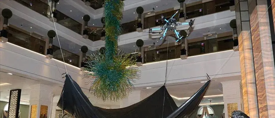 Lüks otellerde 18 metrelik avizeler dronla temizleniyor
