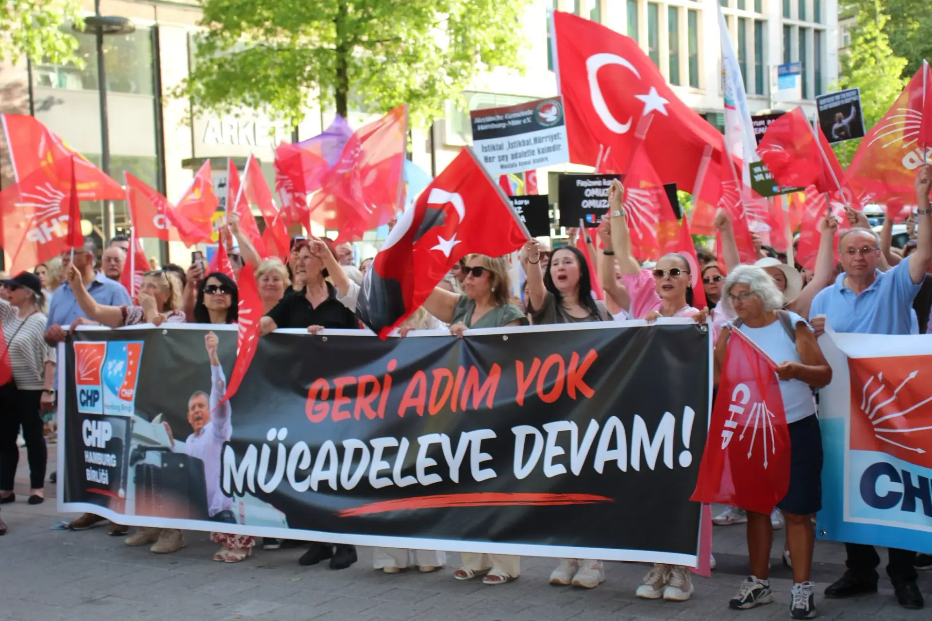 Hamburg’da Demokrasi ve Halk İradesine Güçlü Destek