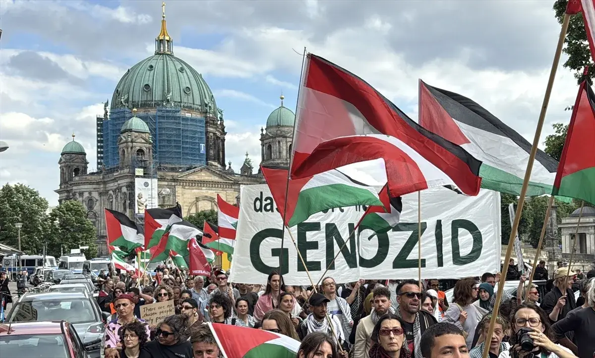 Berlin'de İsrail'in Filistin ve Lübnan'a saldırıları protesto edildi