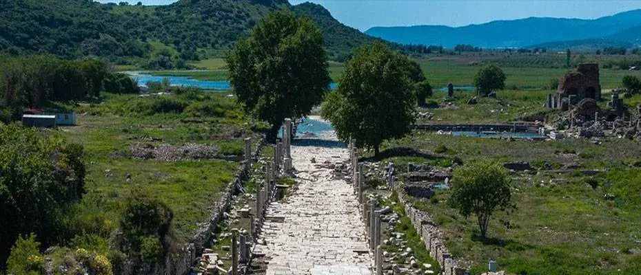 Efes’te 2 bin yıllık sütunlar yeniden ayağa kaldırılıyor