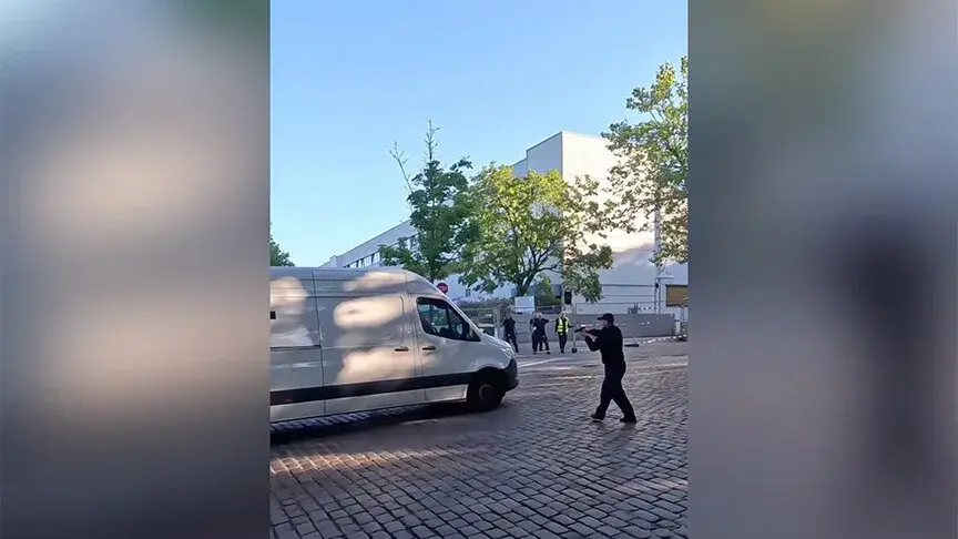 Polis Rheinmetall şirketini protesto etmek isteyen aktivistlere silah çekti