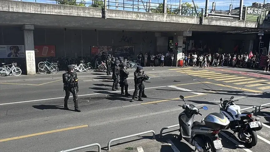 G7 Zirvesi karşıtı eylem, polisin biber gazlı müdahalesiyle son buldu